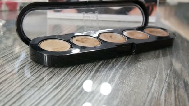 7 aprile 2019 - Kamenskoe, Ucraina: Palette con ombretto nei toni del beige in una scatola speciale. Cosmetici per trucco professionali — Video Stock