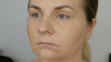 Temeli uygulamak için özel fırça, yüz hatlarını, yüz makyajını, kozmetik konseptini gizler.