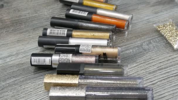 7. April 2019 - Kamenskoe, Ukraine: Verschiedene Farben von feuchten Lippenstiften, professionelles Make-up auf dem Tisch eines Maskenbildners — Stockvideo