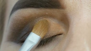 Profesyonel gece makyajı dumanlı göz. Göz makyajı, yüz yakın çekim. Kozmetik kavramı