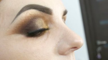 Profesyonel gece makyajı dumanlı göz. Göz makyajı, yüz yakın çekim. Kozmetik kavramı