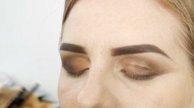 Profesyonel sarı kahverengi bej akşam makyajı dumanlı gözler. Göz makyajı, yüz yakın çekim. Kozmetik kavramı.