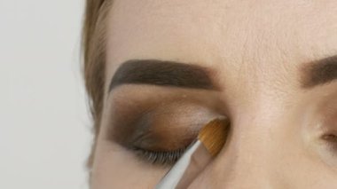 Profesyonel gece makyajı dumanlı göz. Göz makyajı, yüz yakın çekim. Kozmetik kavramı