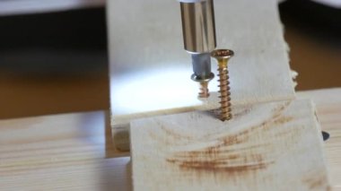 Vidalı silah vidaları vidalıyor ya da tahta tahtaya kendi kendine dokunuyor. Marangozluk işi