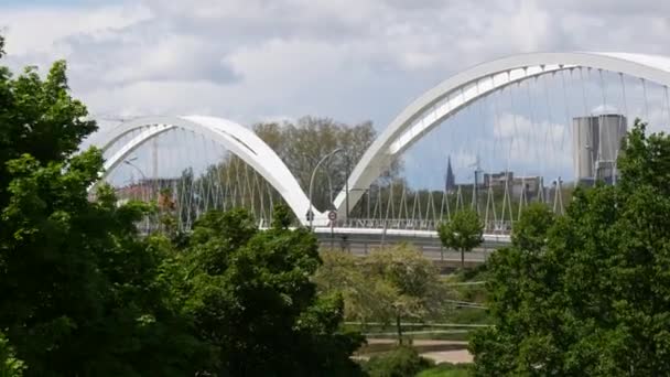 Kehl, Alemanha - 20 de abril de 2021: Novo bonde branco moderno e ponte pedonal da Alemanha para a França, ou de Kehl para Strasturg — Vídeo de Stock