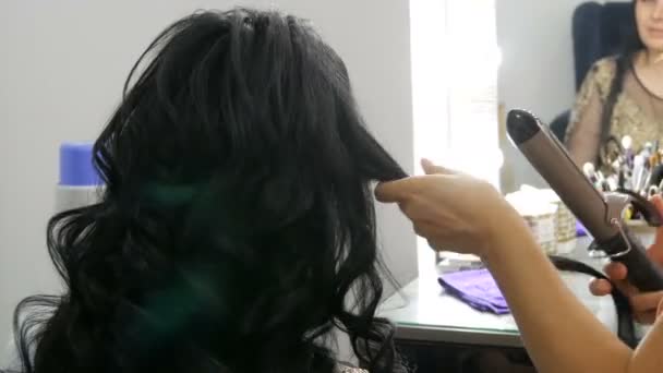 Special hot iron for curling hair curls. Beauty and fashion concept. Stylist Using Tool for Modeling — Stock Video