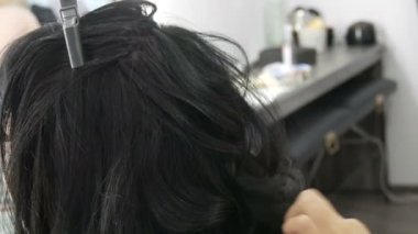 Saç bukleleri için özel sıcak ütü. Güzellik ve moda konsepti. Modelleme için Stilist Kullanma Aracı