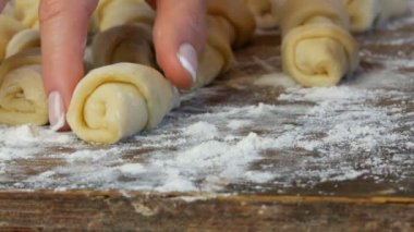 Arka arkaya çiğ kruvasan. Ev yapımı tatlı hamur işleri. Reçel, ev mutfağındaki hamur. Kadın eli bir kruvasan alır.