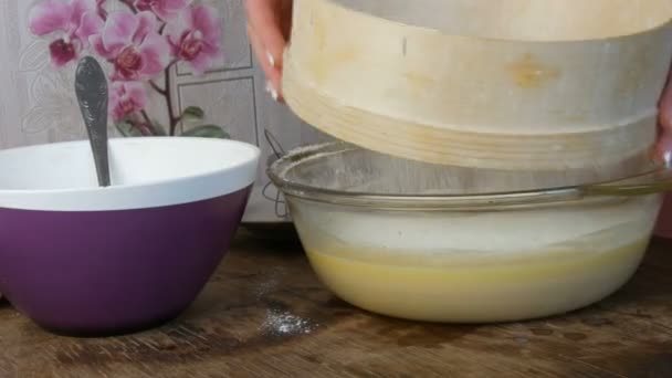 Mani femminili setacciano la farina attraverso un setaccio speciale nella cucina di casa. Pasta da forno a casa futura — Video Stock