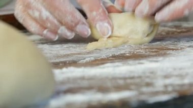 Ev yapımı taze pişmiş yiyecekler. Fırıncı kadın elleri ev mutfağında küçük kruvasanlar yapar. Tatlı hamur işleri, reçel, el yapımı, yakın görüş