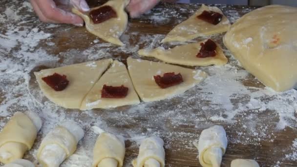 Selai ceri merah pada adonan segar, kue-kue buatan sendiri, seorang tukang roti perempuan membuat roti adonan — Stok Video