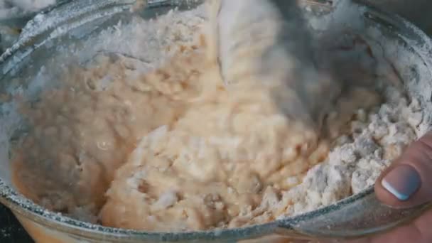 在家里厨房的透明容器里，用特殊的木制烘焙勺揉搓着家里的面团 — 图库视频影像