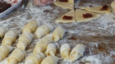 Taze hamura kırmızı kiraz reçeli, ev yapımı pastalar, hamur köftesi yapan bir kadın fırıncı.