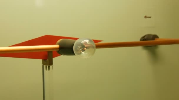 Experiment s elektrickou a elektrickou žárovkou nebo žárovkou a magnetickými poli — Stock video