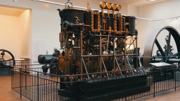 Мюнхен, Германия - 24 октября 2019 года: Немецкий музей, крупнейший музей естествознания и техники в мире, старинные железные локомотивы и запчасти на выставке — стоковое видео
