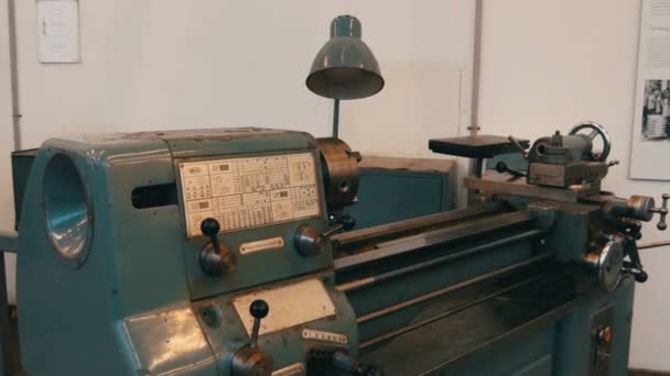 Mnichov, Německo - 24. října 2019: Deutsches Museum, The largest museum of natural science and technology in world, A tour of the Machine tools exhibition — Stock video