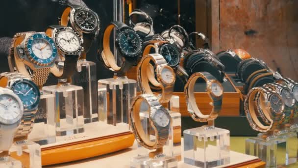 Múnich, Alemania - 24 de octubre de 2019: Relojes caros de una clase empresarial representativa en el escaparate del reloj. Tienda Omega — Vídeo de stock