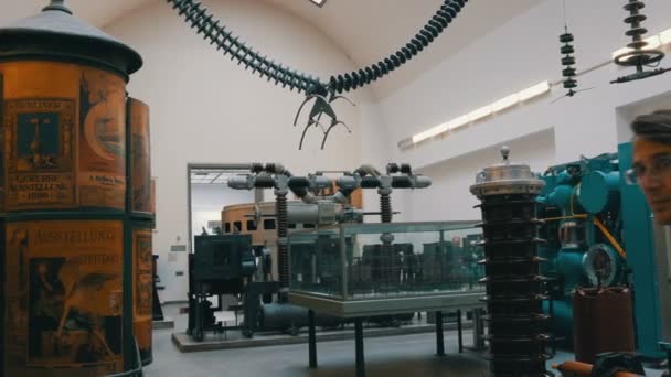 Múnich, Alemania - 24 de octubre de 2019: Deutsches Museum, el mayor museo de ciencias naturales y tecnología del mundo, máquinas eléctricas, sistemas eléctricos y tecnología de alta tensión — Vídeos de Stock