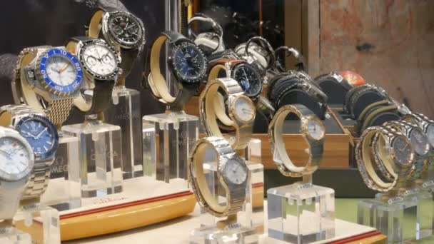 Μόναχο, Γερμανία - 24 Οκτωβρίου 2019: Ακριβά ρολόγια αντιπροσωπευτικής κατηγορίας στην βιτρίνα του ρολογιού. Κατάστημα Ωμέγα — Αρχείο Βίντεο