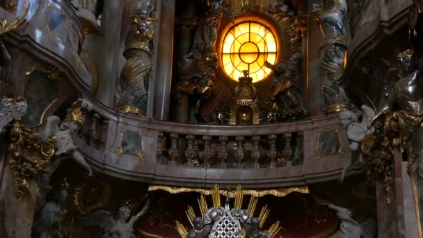 Munich, Allemagne - 24 octobre 2019 : A l'intérieur des vieux tons sombres, de la décoration dorée et des murs en marbre de l'église de Munich — Video