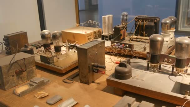 Munique, Alemanha - 24 de outubro de 2019: Deutsches Museum, o maior museu de ciência e tecnologia natural do mundo, máquinas elétricas, sistemas elétricos e tecnologia de alta tensão — Vídeo de Stock