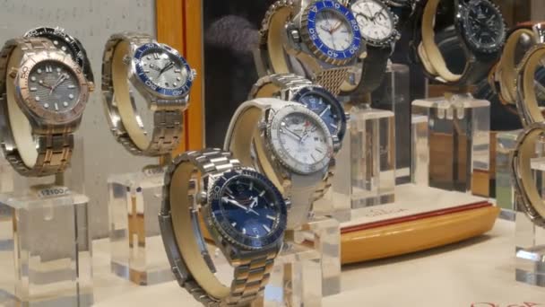 Monaco di Baviera, Germania - 24 ottobre 2019: orologi costosi di una business class rappresentativa nella vetrina di un negozio di orologi. Negozio Omega — Video Stock