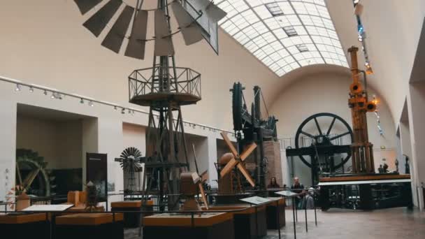 Monachium, Niemcy - 24 października 2019: Deutsches Museum, największe na świecie muzeum nauk przyrodniczych i techniki, sekcja wystawiennicza w Power Machinery — Wideo stockowe