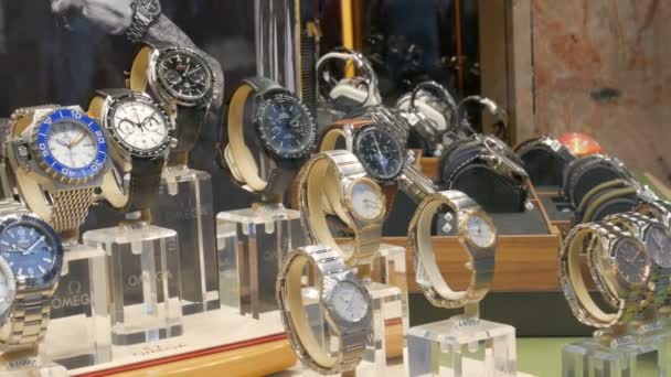 德国慕尼黑- 2019年10月24日：一个具有代表性的商务舱的昂贵手表在手表商店橱窗。欧米茄店 — 图库视频影像