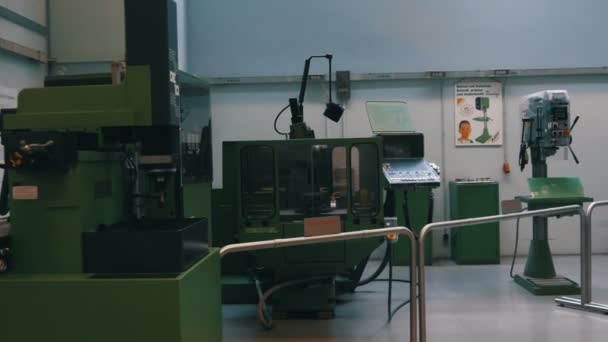 München, Deutschland - 24. Oktober 2019: Deutsches Museum, Das größte naturwissenschaftliche und technische Museum der Welt, Führung durch die Werkzeugmaschinenausstellung — Stockvideo