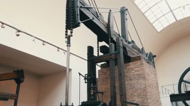 München, Tyskland - 24 oktober 2019: Deutsches Museum, Det största museet för naturvetenskap och teknik i världen, Exhibition section in Power Machinery — Stockvideo