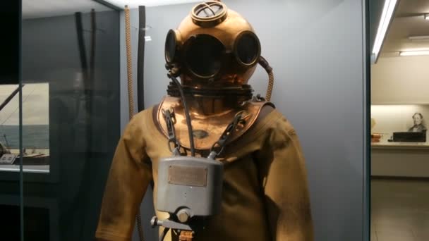 Мюнхен, Германия - 24 октября 2019 года: Немецкий музей, крупнейший музей естественных наук и технологий в мире, экскурсия по выставке "Морская навигация", винтажный водолазный костюм — стоковое видео