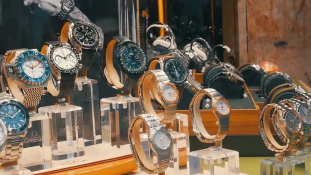 Monaco di Baviera, Germania - 24 ottobre 2019: orologi costosi di una business class rappresentativa nella vetrina di un negozio di orologi. Negozio Omega — Video Stock