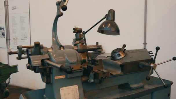 Monaco di Baviera, Germania - 24 ottobre 2019: Deutsches Museum, Il più grande museo di scienze e tecnologie naturali del mondo, Un tour della mostra Macchine utensili — Video Stock