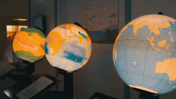 Monaco di Baviera, Germania - 24 ottobre 2019: Globi o modellamenti del pianeta Terra nel più grande museo mondiale di scienze e tecnologie naturali Deutsches Museum — Video Stock