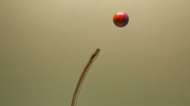 Sala experimental con ejemplos de aerodinámica, un chorro de aire levanta una pequeña bola roja — Vídeo de stock