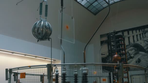 ミュンヘン,ドイツ- 2019年10月24日:ドイツ博物館,世界最大の自然科学技術博物館,電気機械,電気システムと高電圧技術 — ストック動画