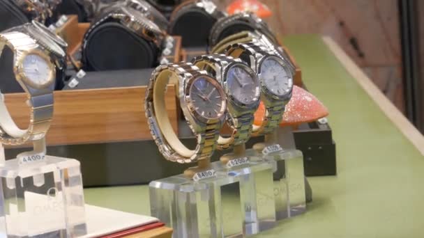 Monaco di Baviera, Germania - 24 ottobre 2019: orologi costosi di una business class rappresentativa nella vetrina di un negozio di orologi. Negozio Omega — Video Stock