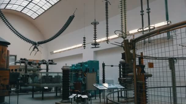 München, Deutschland - 24. Oktober 2019: Deutsches Museum, Das größte naturwissenschaftliche und technische Museum der Welt, elektrische Maschinen, elektrische Systeme und Hochspannungstechnik — Stockvideo