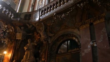 Münih, Almanya - 24 Ekim 2019 Münih 'teki eski, karanlık tonlar, altın dekorasyon ve mermer kilise duvarları içinde