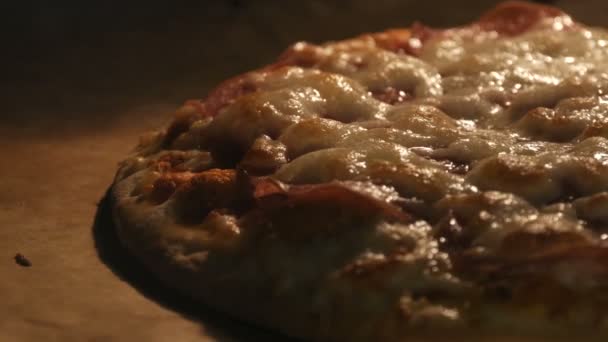 Włoska pizza jest pieczona w piekarniku w domu. Ser topi się na powierzchni pizzy — Wideo stockowe