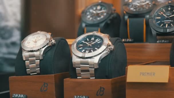 Monachium, Niemcy - 25 października 2019: Szklana gablota z drogim luksusowym zegarkiem — Wideo stockowe