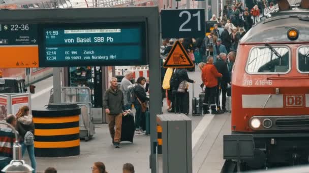 Monaco di Baviera, Germania - 25 ottobre 2019: Stazione ferroviaria principale. Il treno arriva sul binario per i passeggeri in attesa — Video Stock