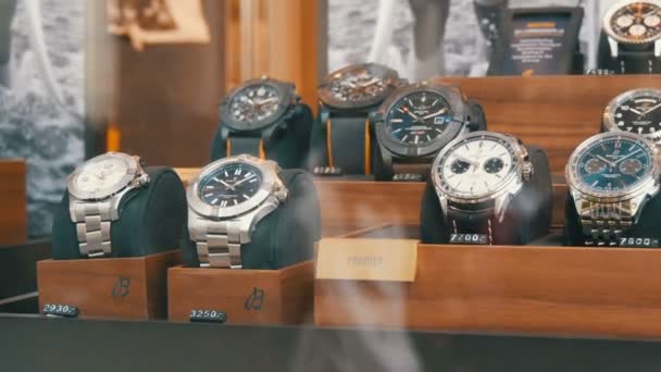 Monaco di Baviera, Germania 25 ottobre 2019: Vetrina di vetro con costoso orologio di lusso — Video Stock