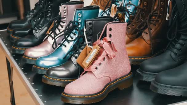 Munich, Germany - October 25, 2019: Beautiful stylish multi-colored demi-season boots on the shoe store showcase window — Stock Video