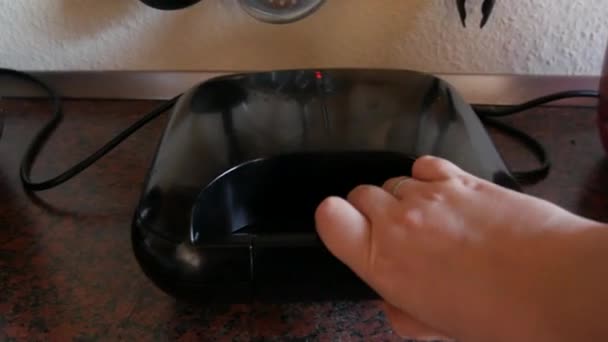 Ochtend ontbijt, broodjesmaker met vers gebakken broodjes, als een vrouw handen open het apparaat POV — Stockvideo