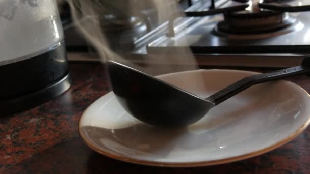 熱々の焼きたての料理から蒸し,キッチンテーブルプレート上のキッチンラドル — ストック動画