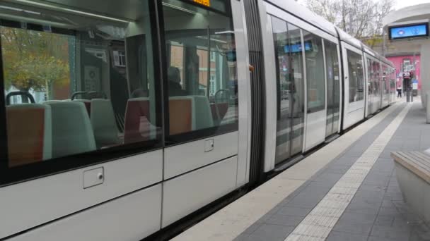 22 novembre 2021 - Kehl, Allemagne : Un beau tramway moderne se tient sur un tramway vide attendant les passagers — Video