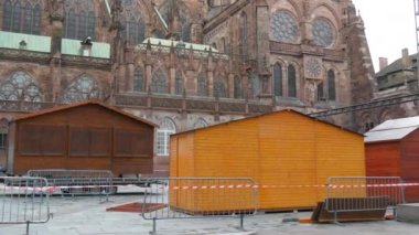 STRASBOURG, FRANCE - 22, 2021: Noel pazarına hazırlanıyor. Dünyanın en güzel panayırı, Strasbourg Katedrali 'nin önündeki meydana ahşap tezgahlar kuruyor.