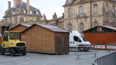 STRASBOURG, FRANCE - 22, 2021: Noel pazarına hazırlanıyor. Strasbourg Katedrali 'nin önündeki meydanda özel bir traktör kullanarak ahşap tepsilerin kurulumu