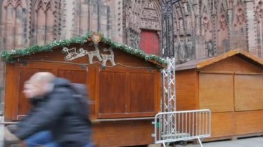 STRASBOURG, FRANCE - 22, 2021: Noel pazarına hazırlanıyor. Dünyanın en güzel panayırı, Strasbourg Katedrali 'nin önündeki meydana ahşap tezgahlar kuruyor.